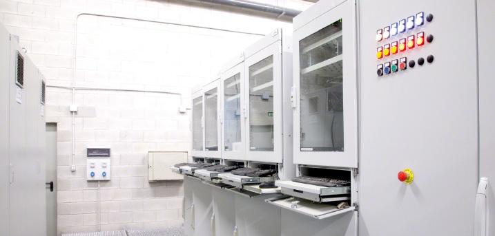 Easy WMS centrum systemu Optymalne zarządzanie logistyczne Oprogramowanie magazynowe opracowane przez firmę Mecalux zarządza wszystkimi procesami zachodzącymi wewnątrz instalacji, takimi jak: wejście
