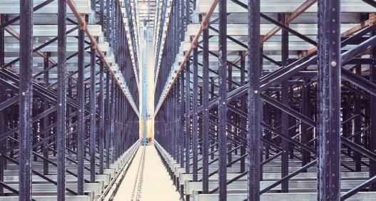 do mroźni istniejącej w zakładzie produkcyjnym w Arguedas. Zainstalowano system Pallet Shuttle z układnicą; pojemność składowania wynosiła 3800 palet.