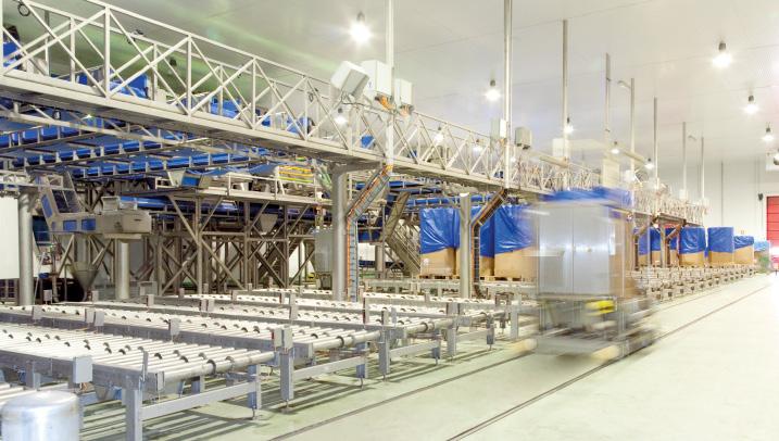 Puste opakowania (duże kartonowe i plastikowe ośmiokątne pojemniki na produkty luzem) transportowane są do strefy zsypów, celem umieszczenia w nich produktów.