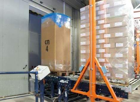 Przyjęcia do mroźni Palety przed wejściem do magazynu, przechodzą przez system śluzy bezpieczeństwa SAS (Security