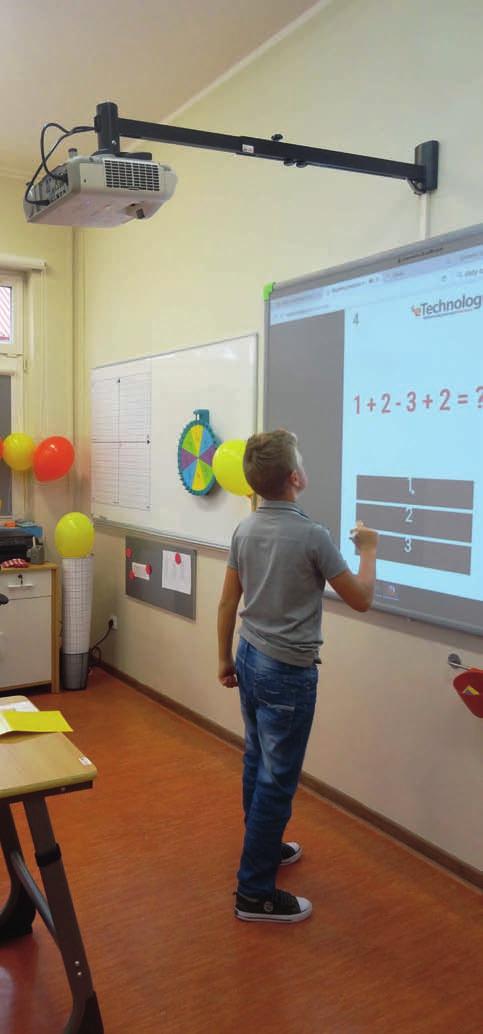 0 ; RJ x; Czytnik kart x; Gniazdo Touch USB x; Wyjścia AV-Out X; wyjście słuchawkowe; SPDIF X Multitouch: punkty System operacyjny: Android.