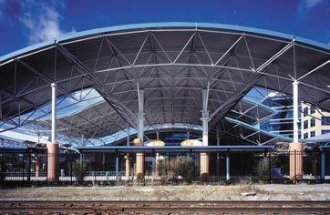 WYBRANE ASPEKTY ZASTOSOWANIA STOPÓW ALUMINIUM W KONSTRUKCJACH BUDOWLANYCH and the total height of the object is 16.36 m. The roofing weighs only 16 kg/m 2 and it covers approximately 67600 m 2 [10].