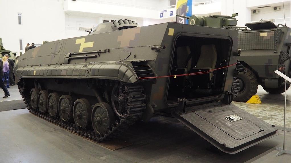 Fot. J.Sabak Ukraińska modernizacja BWP-1 ﬁrmy Praktika obejmuje wymianę silnika i podwyższenie przedziału desantowego, oraz rampę zamiast drzwi tylnych.
