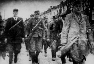 Fot. AIPN Żołnierze Obwodu WiN Suwałki Augustów wkraczają do Suwałk (pierwszy z prawej prezes obwodu sierż. Józef Grabowski Cyklon ), Suwałki, 25 kwietnia 1947 r.