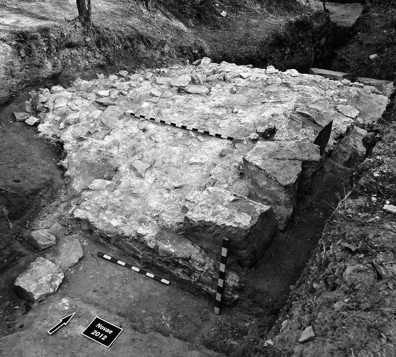 NovAE 2012. Munitiones CAstoruM. LEGIoNARy defences Fig. 3. Novae 2012. The northern gate. The remains of the eastern platform, looking north-west (Photo T. Sarnowski). Ryc. 3. Novae 2012. Brama północna.