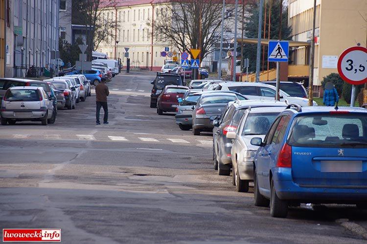 Mnóstwo parkingów a stan obecny Morcinka to jedna z bardziej zatłoczonych ulic w Lwówku Śląskim.