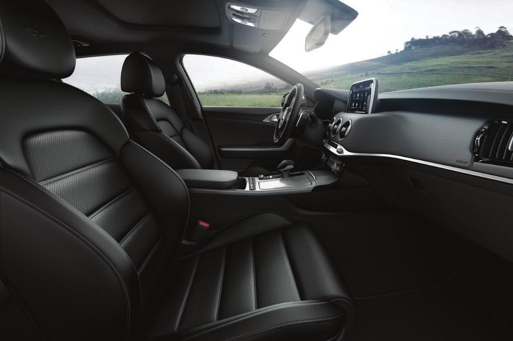 Odważna, nasycona i kontrastowa kolorystyka wnętrza nowej Kia Stinger oddaje ducha klasy Gran Turismo.