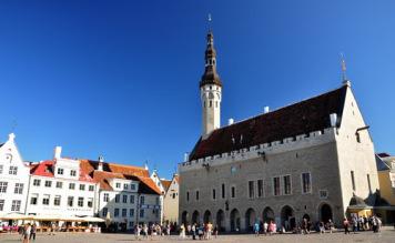 ), zatim zgrada letonskog parlamenta kopija fijorentinske palate Stroci i najzad, simbol Rige - toranj crkve sv.petra od 137 m visine.