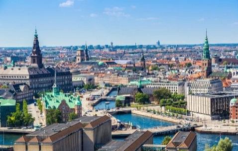 Vreme za razgledanje ovog grada uz tumačenje pratioca grupe. Grad presecaju mnogi kanali, zato se ovaj živopisan stari grad može obići osim pešice i izletničkim brodićem.