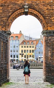 Cilj posete Lundu je kraći obilazak najstarije katedrale u romanskom stilu u Švedskoj (11 vek). Povratak u Kopenhagen.Slobodno veče.