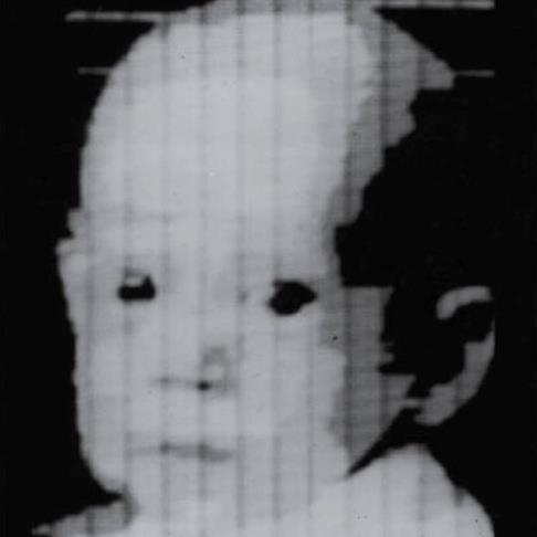 Rok 1957 pierwszy cyfrowy obraz, czarno-białe zdjęcie trzymiesięcznego chłopca zeskanowane przez jego ojca, Russell a Kirsch a o rozdzielczości