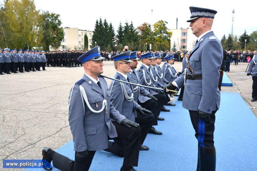 Na zakończenie przemówienia Komendant Główny Policji ponownie zwrócił się do nowo mianowanych podkomisarzy: [ ]chciałbym wam życzyć abyście zawsze, po każdej służbie, bezpiecznie wracali do domu i
