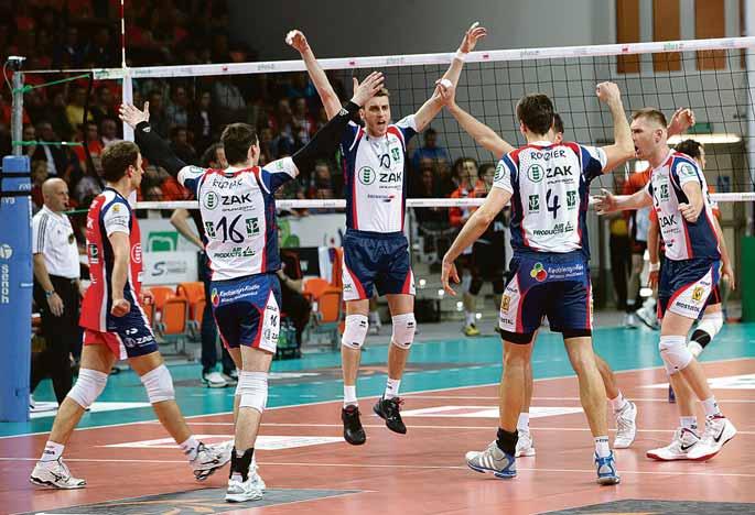 sport 15 Jastrzębski Węgiel bez medalu Kiedy Resovia Rzeszów została Mistrzem Polski pokonując Skrę Bełchatów 3:0 i wygrywając finał 3:1 wszyscy kibice Jastrzębskiego Węgla liczyli, że ich ulubieńcy