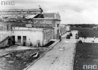 146 NORBERT BORZĘCKI Ryc. 6. Zerwany dach nad rzeźnią miejską Źródło: Narodowe Archiwum Cyfrowe, sygn. 1-C-2044, fot. R. Walter (Warszawa).