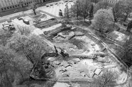 Nowe spojrzenie na dzieje Placu Litewskiego w Lublinie 325 Ryc. 16. Widok z lotu ptaka na wykopaliska w północnej części Placu Litewskiego, fot. Wojciech Kornet, Piotr Pakuła.
