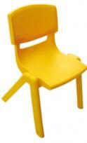 listwami, nogi krzesła zakończone plastikowymi ślizgaczami, chroniącymi podłogę przed porysowaniem.