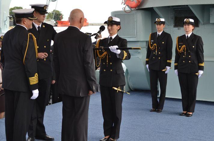 Ważnym elementem ceremonii było wręczenie nagrody Prezydenta RP w postaci honorowej broni białej (w tym przypadku Pałasza Honorowego Marynarki Wojennej) prymusowi AMW, którym w tym roku została