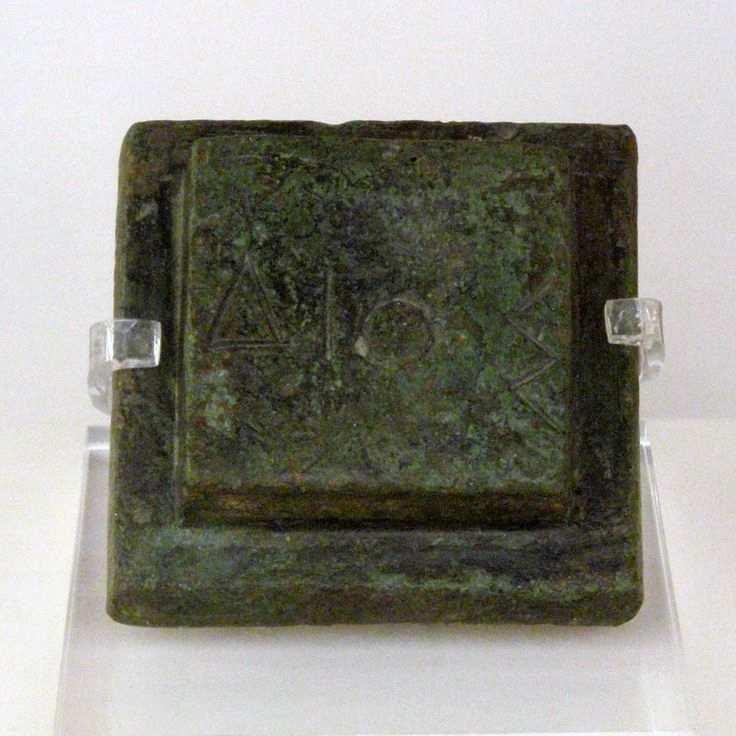 Starożytne Wzorce Miar Grecki wzorzec masy wykonany z brązu, ok. 5 wiek p.n.e. Bronze weight inscribed ΙΟΣ ("of Zeus") from Olympia, 5th c.