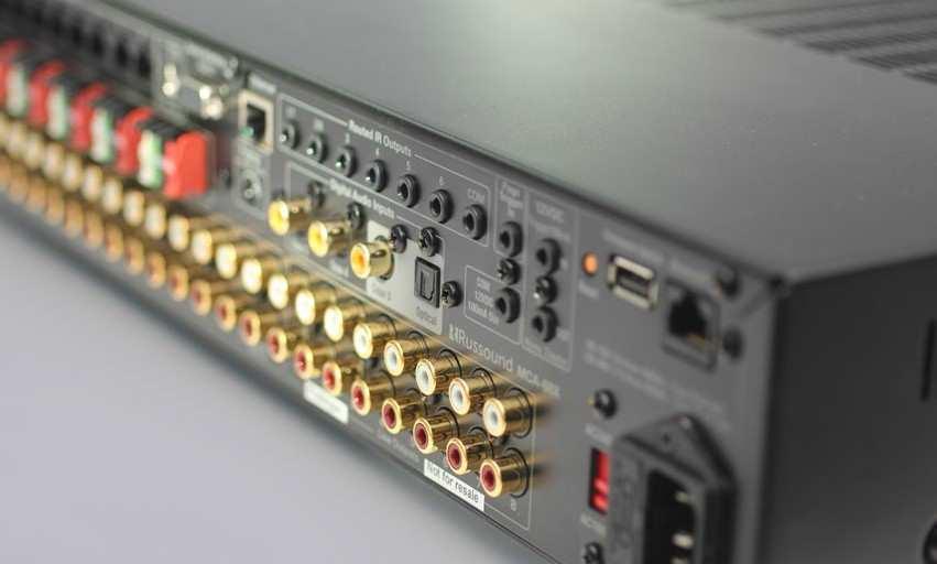 4 Multiroom zaawansowany Zaawansowana elektronika do integracji dźwięku Nawiązując do legendarnej niezawodności, prostoty i jakości dźwięku, nowe kontrolery multiroom firmy Russound oferują: szybszy