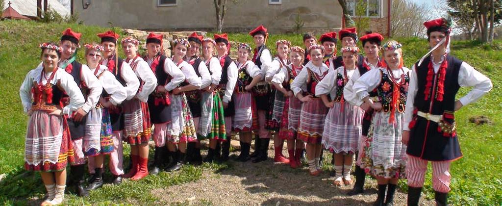 Polonus 5 / 2012 poloneza i krakowiakia grupa starsza nauczyła się kujawiaka jako obrazek taneczny, grupa młodsza tańców ziemi rzeszowskiej, a najmłodsze przedszkolaki lasowiaczka. To bardzo dużo.