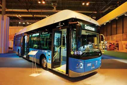 W autobusie z otwieranym górnym pokładem zamontowano centralny silnik elektryczny oraz zestaw baterii niklowo-manganowych NMC firmy ACTIA (o pojemności 300 kwh).