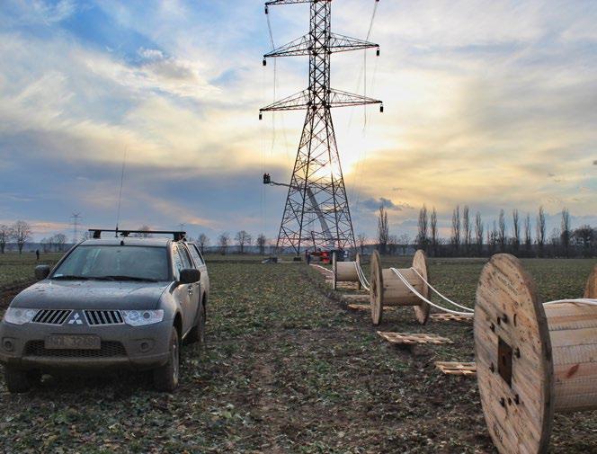 NA BUDOWIE LINII ELEKTROENERGETYCZNEJ Jak jest zorganizowana budowa? Budowa linii elektroenergetycznej jest przedsięwzięciem o olbrzymiej skali.