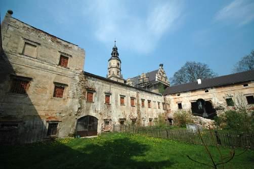 Torfowisko pod Zieleńcem czaruje widokiem mchów, oczek wodnych i błotnej roślinności, zamieszkanych przez rzadkie ptaki, motyle i ważki, przenosząc nas w inny świat, niemal jurajski.