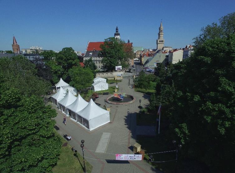 Zielone centrum Opola zamieniamy na trzy dni w Miasteczko Literackie, gdzie w plenerowej atmosferze swoją ofertę mogą zaprezentować Wystawcy w specjalnie przygotowanej strefie: kilkanaście namiotów o