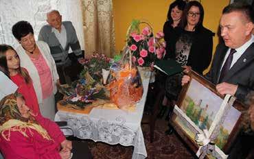 Setne urodziny Pani Wiktorii Skowerskiej z Chęcin Były kwiaty, moc prezentów i życzenia dwustu lat życia w niegasnącym zdrowiu tak swoje setne urodziny świętowała