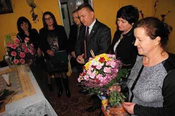 radną Małgorzatą Pniewską oraz Kierownik Urzędu Stanu Cywilnego w Urzędzie Gminy i Miasta w Chęcinach, Henryk Szewczyk.