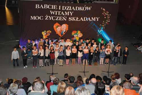 kolegami ćwiczą w chęcińskiej szkole.