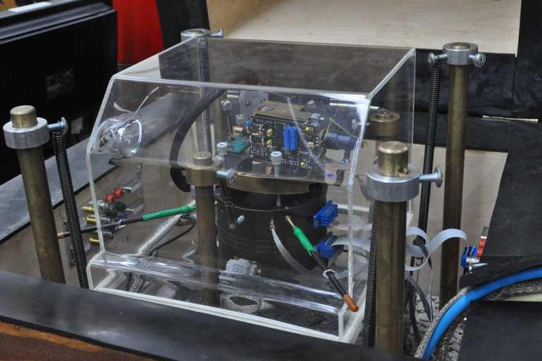 Do wykonania prostych doświadczeń wykorzystujących litografię ze zwilżonym ostrzem może zostać użyty praktycznie każdy mikroskop sił atomowych, umożliwiający pomiary w trybie kontaktowym.