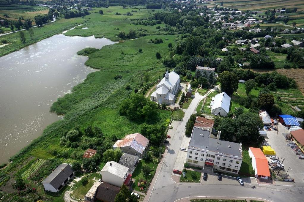 Rysunek 11 XVII-wieczny kościół p.w. św. Stanisława Biskupa i Męczennika w Gorzkowie-Osadzie Źródło: UG Gorzków Centrum Gorzkowa posiada rynek wytyczony w XVII w. przez króla Jana III Sobieskiego.