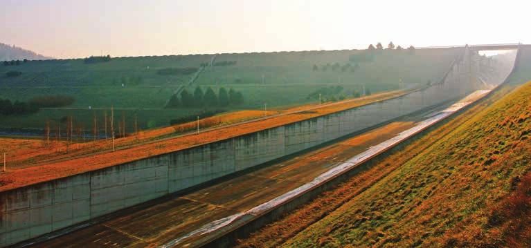 POLSKA Hydrotechnika Widok na przelew powierzchniowy z bystrzem zapory Wszystkie cztery zadania wykonane w ramach inwestycji kosztowały 2,2 mld zł, z czego pierwsze, związane z budową obiektów