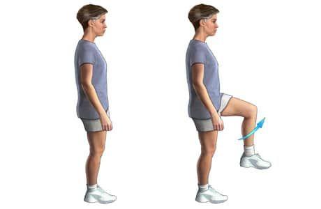 Stań w pozycji wyprostowanej z lekko rozchylonymi nogami. Zacznij powoli stąpać w miejscu, nieznacznie zginając kolana. Napinaj mięśnie, głęboko przy tym oddychając. Wykonuj marsz przez 2 minuty.