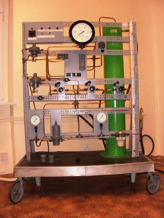 3. Stanowisko ćwiczeniowe Stanowisko laboratoryjne do pomiaru poziomu metodą sondy bąbelkującej zawiera zbiornik o wysokości 1.5m napełniany wodą, rys. 14.