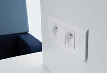 Handle and hinges of brushed steel fitted to the glass / Klinke und