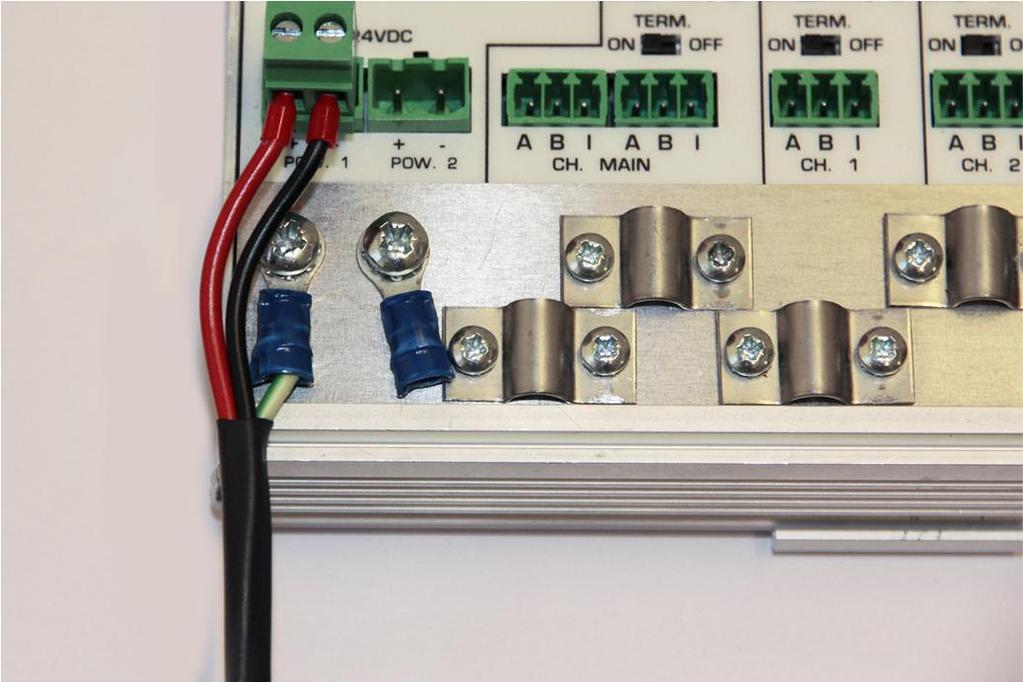 Podłączenie Aby podłączyć napięcie zasilające 24 V do zacisków śrubowych należy postępować w sposób następujący: - Zdjąć izolację z kabla lub przewodów dla zasilania 24 V.