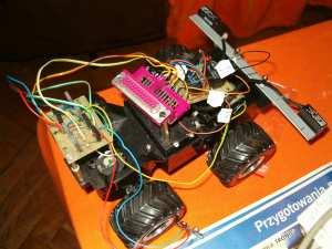 obsługiwany poprzez port LPT podłączony do komputera - autonomiczny robot