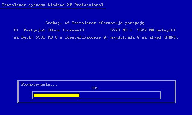 Instalator Windows XP Professional sprawdza twardy dysk, formatuje go i kopiuje pliki instalacyjne z płyty CD na twardy dysk. Proces powinien trwać pomiędzy 20 a 30 minut.