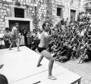 E. Ionesco u Dubrovniku Kupujemo jeftine majice, sami ih bojimo i na njima bojom ručno ispisujemo Ionescove i naše tekstove i rečenice iz predstave na svim jezicima svijeta.