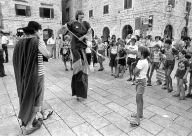 6 Povratak Arlekina i ulične predstave i performansi 1976. i 1977. godine nakon Dubrovnika obišli smo s Pozdravima svijet i dobili niz međunarodnih priznanja na svjetskim festivalima.