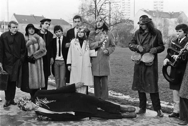 NE-ZA-NOVAC-ROĐENA KUGLA-LICA U PREDSTAVI POSLJEDNJI SATI GOSPODARA LEDENIH STROJEVA: VLADIMIR DAJKOVIĆ-AJK, RENATA DEMIROVIĆ-PERSA, ANTE PAMUKOVIĆ, DARKO BLASLOV-LIMA, ZLATKO BURIĆ-KIĆO, ANICA