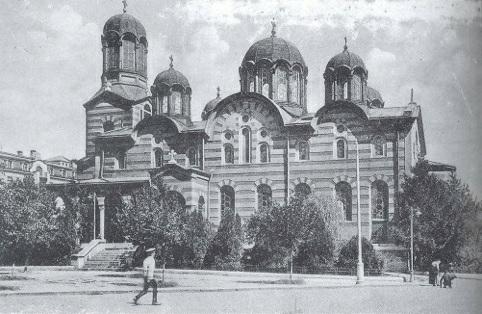 Se succed apoi Palatul de Justiţie, palatul prezidenţial, dar mai ales Biserica Sf. Gheorghe din sec.