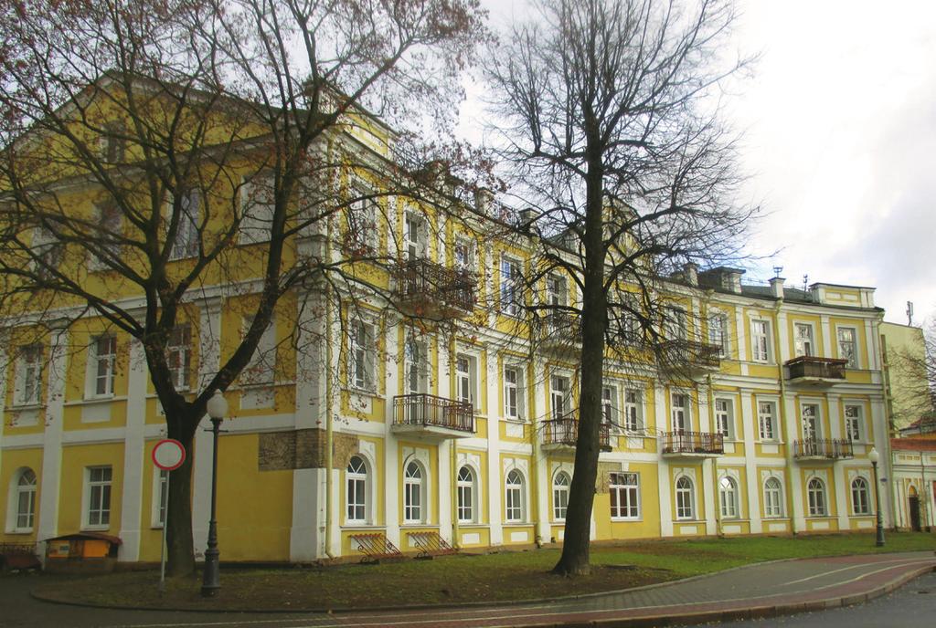 Antano Tyzenhauzo Gardinas, buvusi muzikos mokykla. naujais ekonomiškais ir patogiais gyventi namais su mūriniais fasadais (miesteliuose tai dar buvo retenybė).