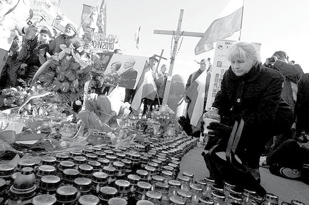 Kaimynai Lenkijoje pastatytas paminklas Smolensko aukoms pagerbti Lenkijoje, Zakopanėje pastatytas paminklas, skirtas 2010 metais įvykusios lėktuvo katastrofos, per kurią žuvo tuometinis prezidentas