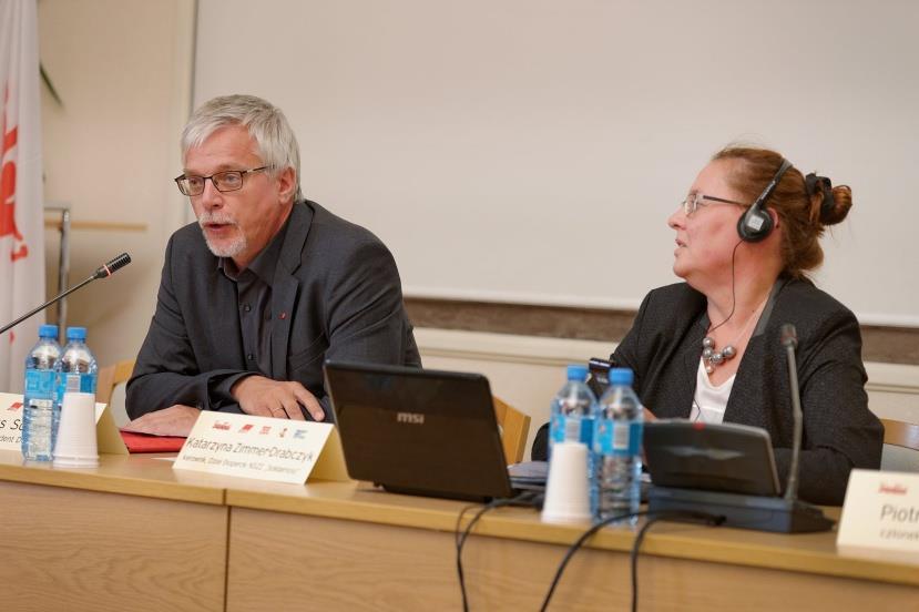Jednocześnie Katarzyna Zimmer-Drabczyk zwróciła uwagę na pozostałe wyzwania mimo stosunkowo niskiej stopy bezrobocia wynoszącej około 10 procent, Polska wciąż boryka się z problemem bezrobocia