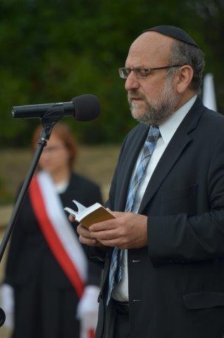 ערך את טכס הזיכרון הדתי, תפילה קצרה ואת היזכור, לאמירת קדיש הזמין הרב את האחים כשר ששני הוריהם הלכו לעולמם לא מכבר.