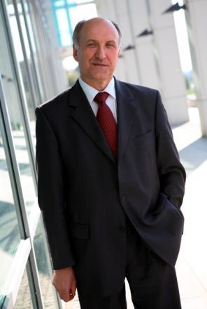 Kierownikiem kursu jest profesor Adam Hamrol, rektor Politechniki Poznańskiej w latach 2005-2012, jeden z najlepszych specjalistów z zarządzania jakością w Polsce, laureat Polskiej Nagrody Jakości,