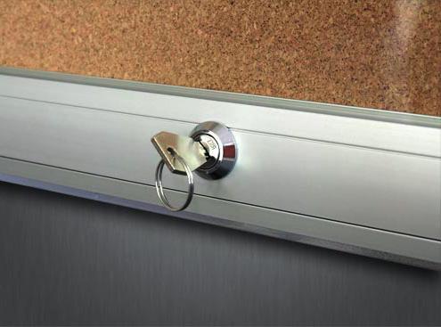 Drzwi gablotki, wykonane z profili aluminiowych mają standardowo zamontowane szklo hartowane (opcjonalnie za dopłatą na życzenie jest możliwość zastosowania pleksi).